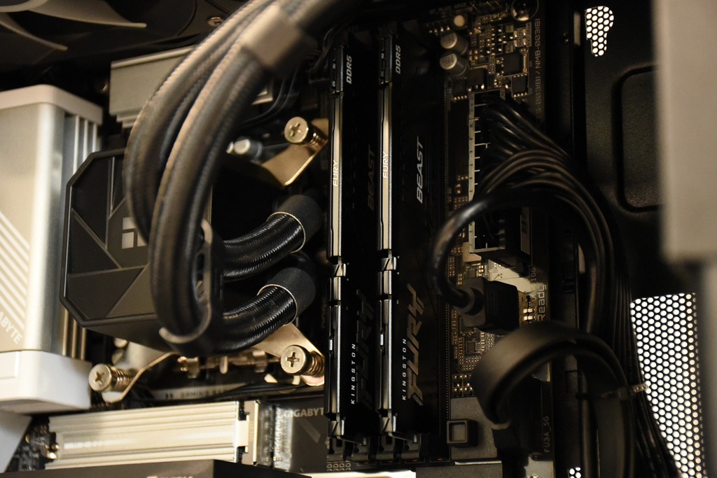VRCPC WORKSTATION | Ultra16 | Intel Core Ultra 7 | RTX 2000 ada 16GB | 64GB DDR5 RAM | 1TB NVMe SSD | 3-Year Warranty
