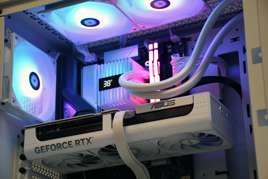 VRCPC | White Lightning | Ryzen 7 9700X | RTX 5060Ti | 32GB DDR5 RAM | 1TB NVMe SSD | 3-Year